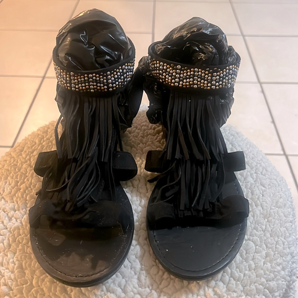 Cute open toe black fringed sandals with a zipper on the back.